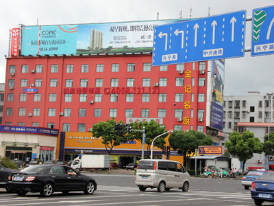 兩年未拆的違章廣告牌何時了結？寧波廣告設計與城市治理的困局